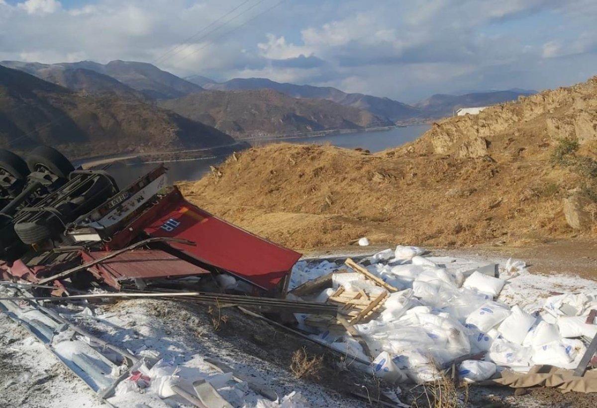 Bitlis'te yük taşıyan tır devrildi