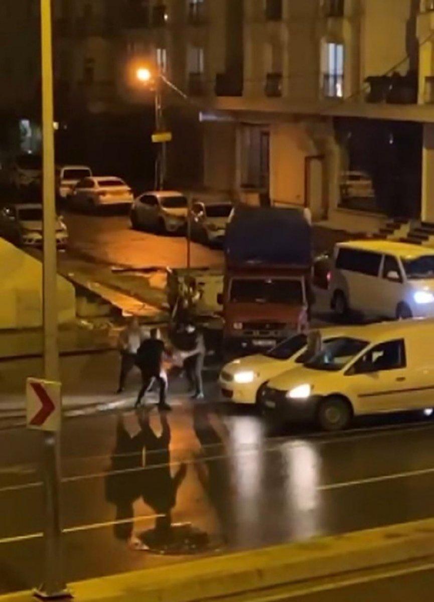İstanbul'da aracın yolunu kesti, bir de üstüne dayak yedi