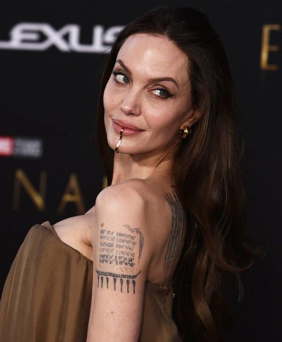 Angelina Jolie, çocuklarıyla galada