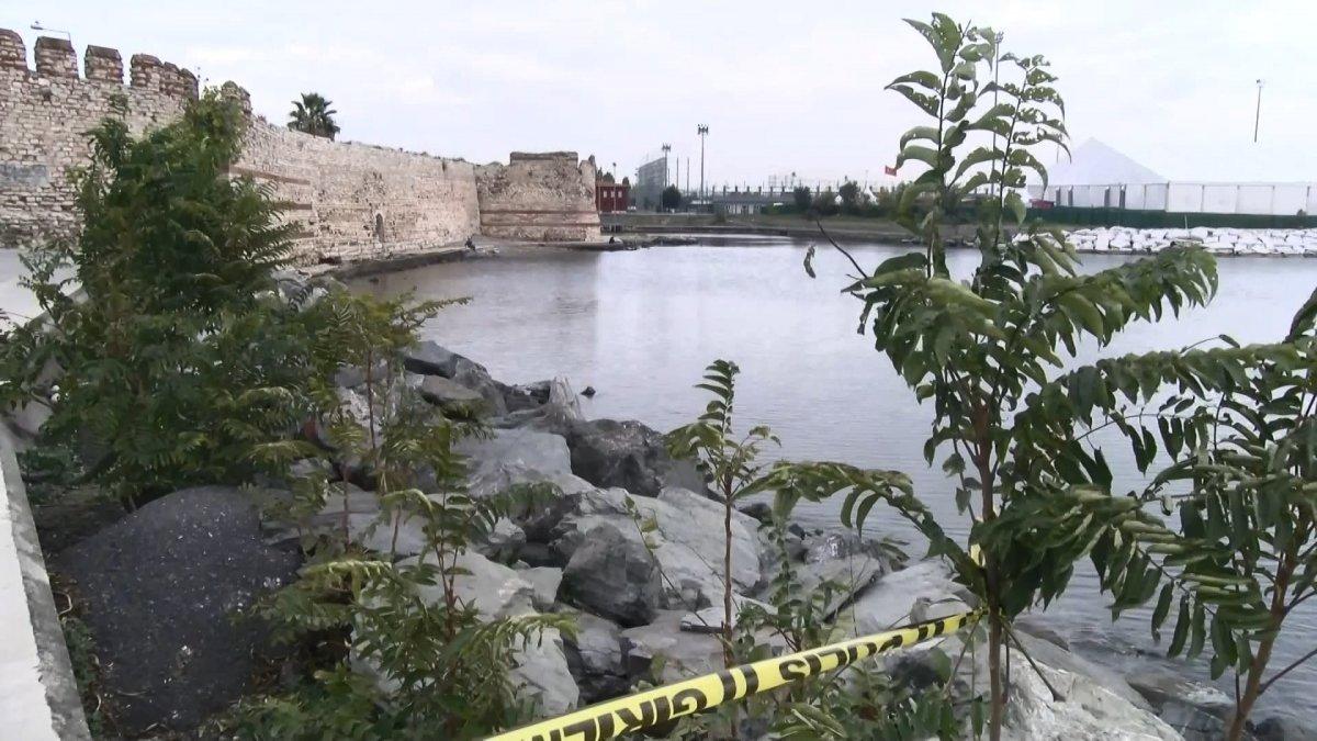 Fatih'de Samatya sahilinde yürüyen vatandaşlar cesede rastladı