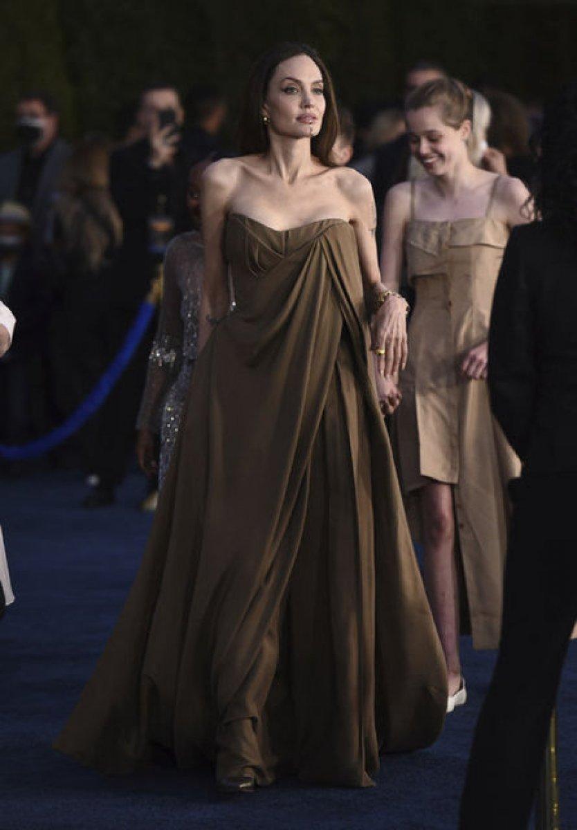 Angelina Jolie, çocuklarıyla galada