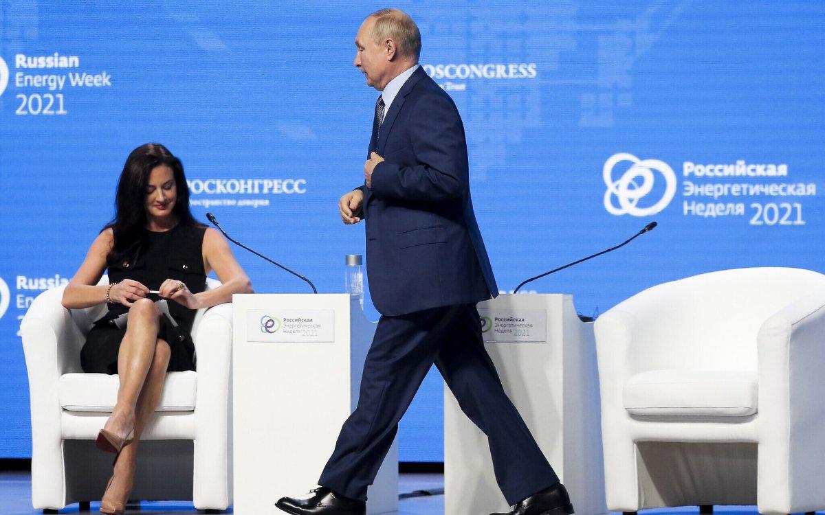 Rusya'da gündem bacaklarını Putin'e uzatan ABD'li sunucu