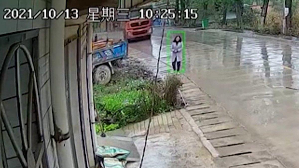 Çin'de kontrolden çıkan kamyon korkunç anlar yaşattı