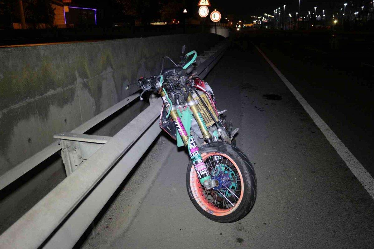 Kocaeli'de çarptığı tıra ayağı sıkışınca 500 metre sürüklendi