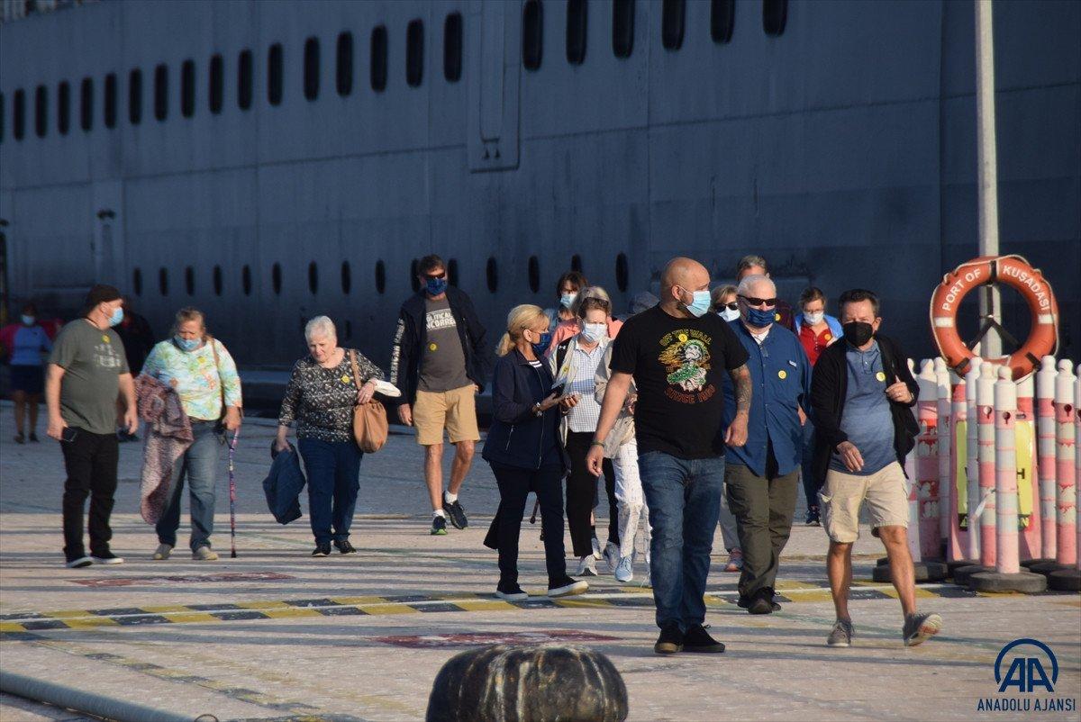 Kuşadası yüzen otelleri ağırlamaya devam ediyor