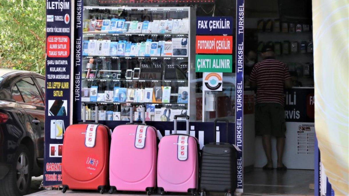 Antalya'da hırsız, telefon çaldığı dükkanın önünden geçerken yakalandı