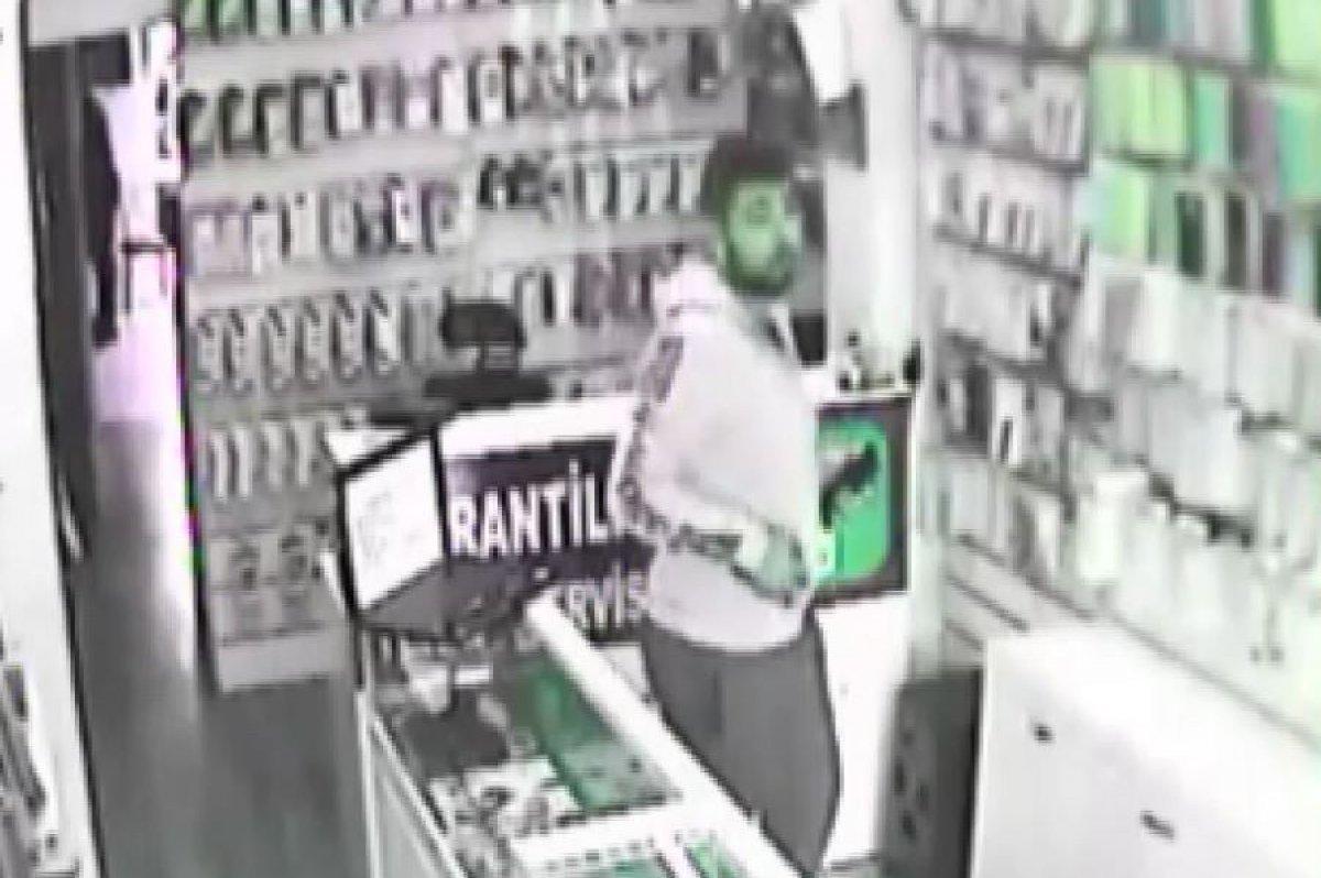 Antalya'da hırsız, telefon çaldığı dükkanın önünden geçerken yakalandı