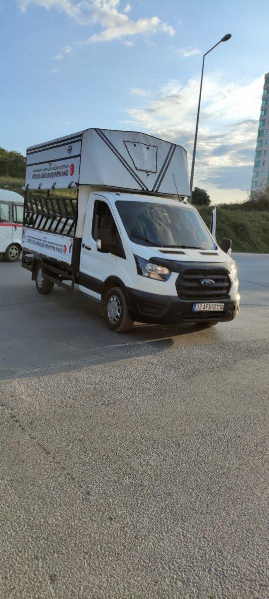 Mersin'deki kazada tabela, takla atan aracın içine girdi