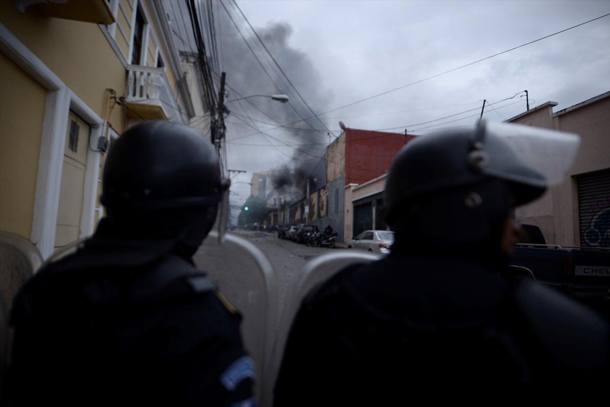 Guatemala'da emekli askerler kongre binasını bastı