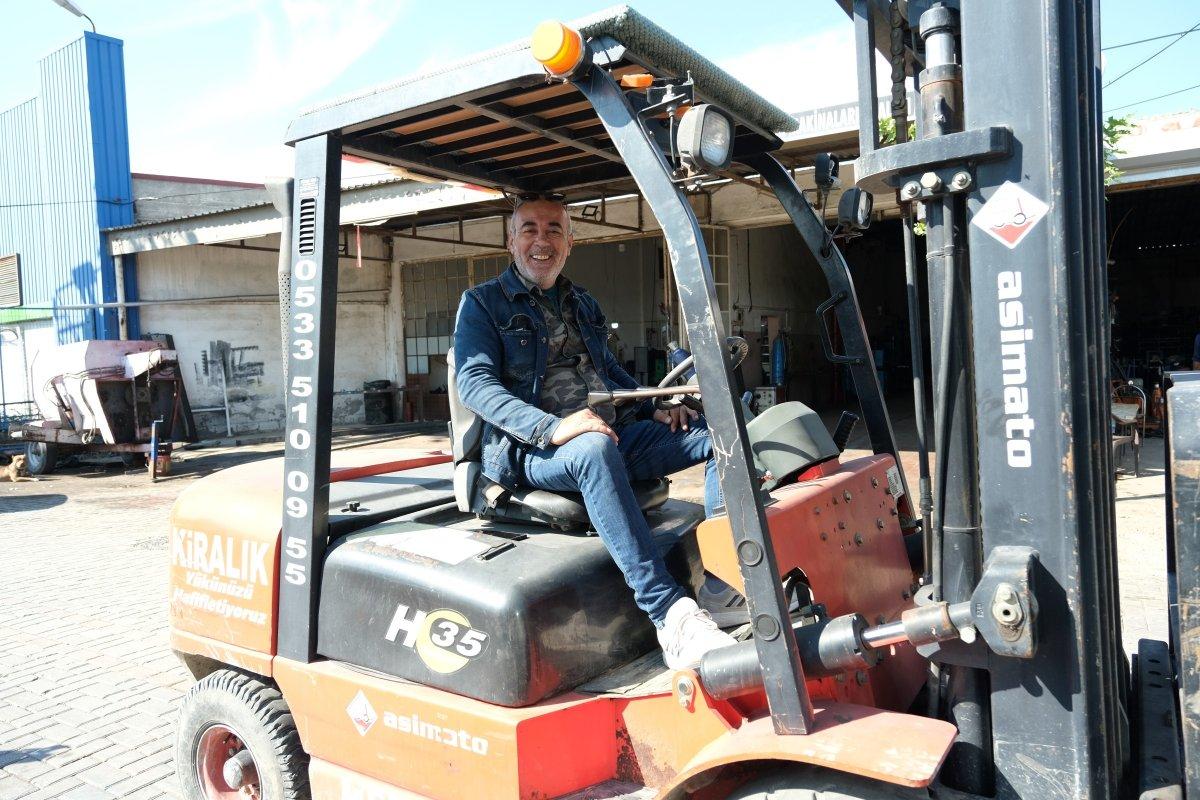Manisa’da, yolu kapatan otomobili forklift ile kaldırıp kenara koydu