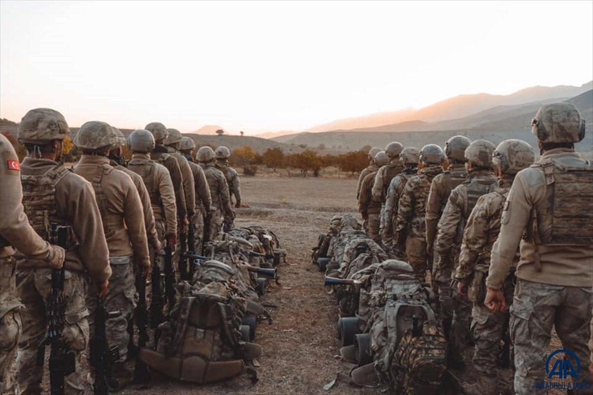 Erzincan kırsalında teröristlerce kullanılan 12 mağara imha edildi