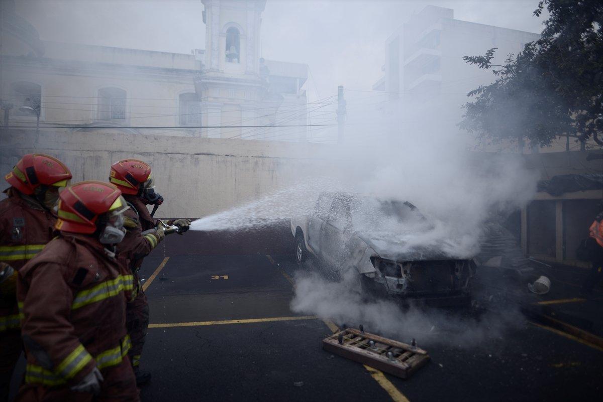 Guatemala'da emekli askerler kongre binasını bastı
