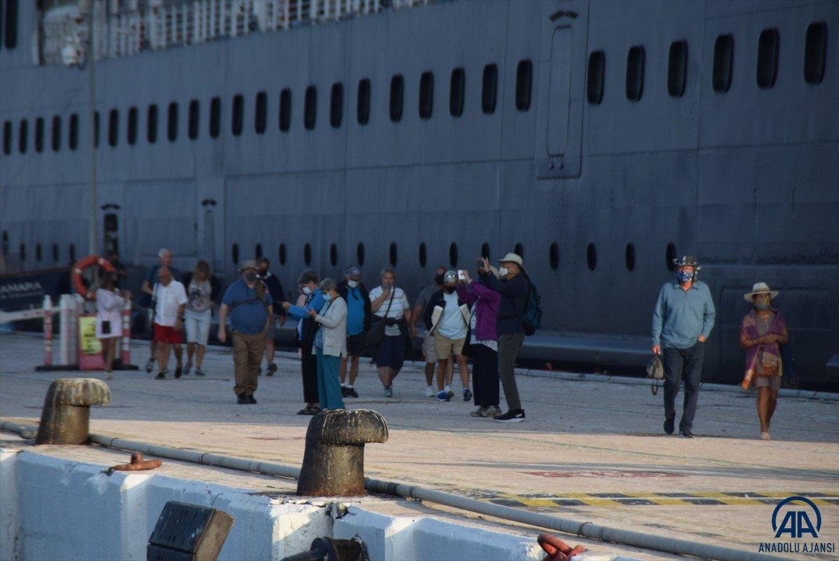 Kuşadası yüzen otelleri ağırlamaya devam ediyor