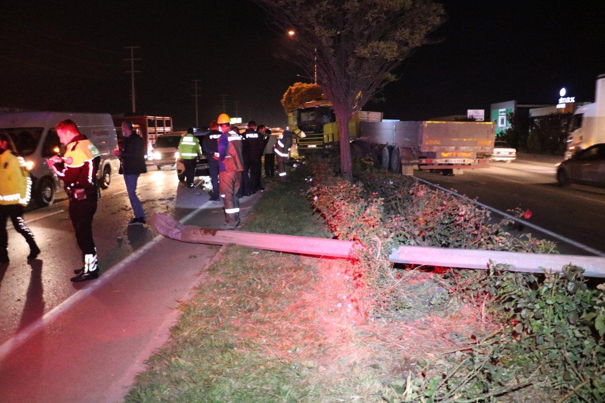 Afyonkarahisar'da direksiyon hakimiyetini kaybeden tır, elektrik direğini devirdi