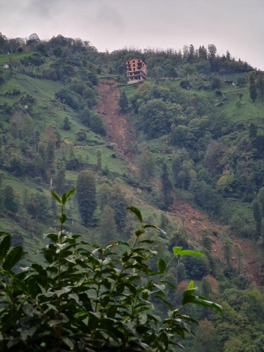 Rize'de çay tarlasında heyelan anı