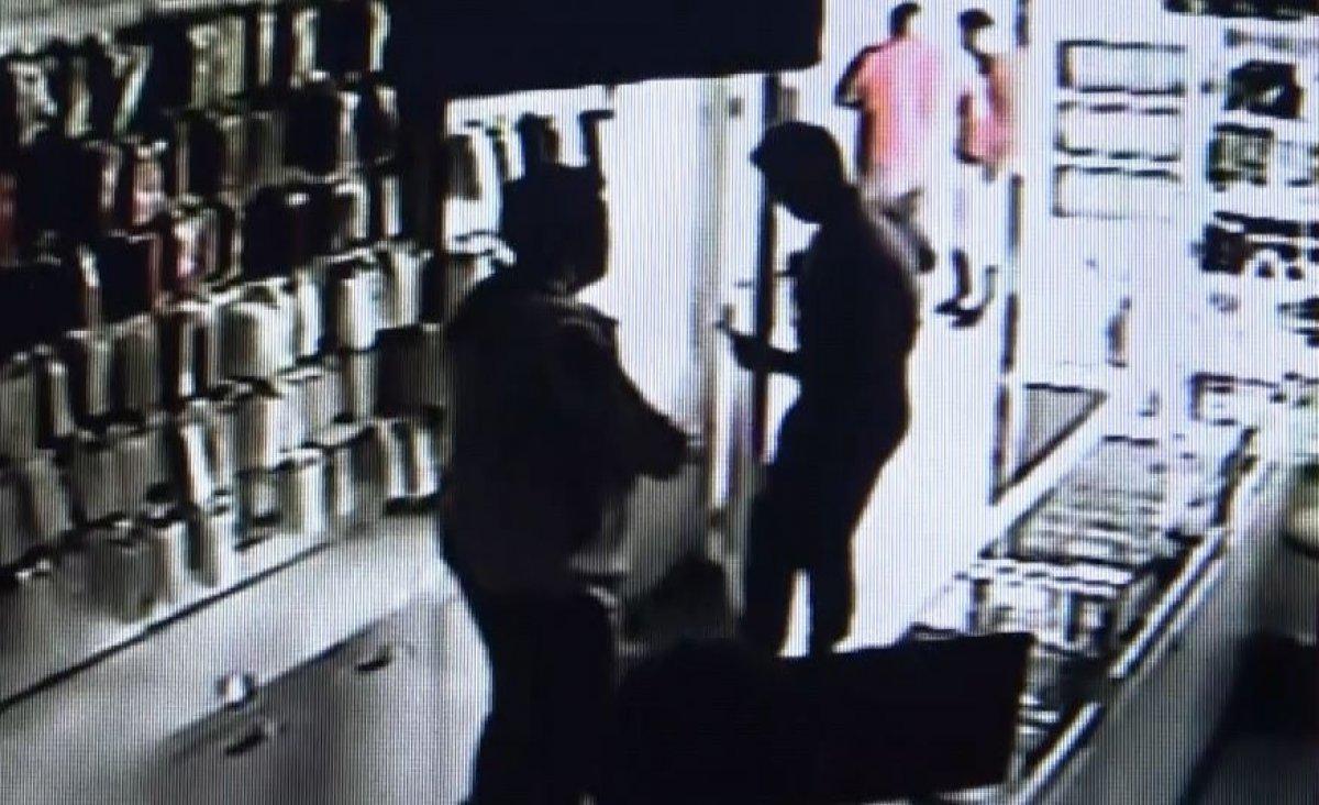 Antalya'da hırsız, telefon çaldığı dükkanın önünden geçerken yakalandı