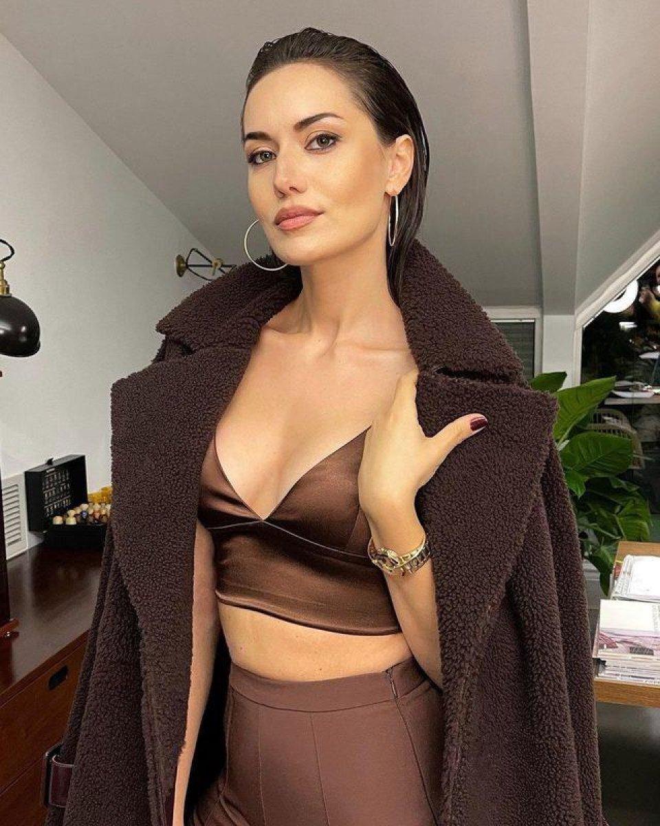 Fahriye Evcen'in elbisesi sosyal medyayı salladı