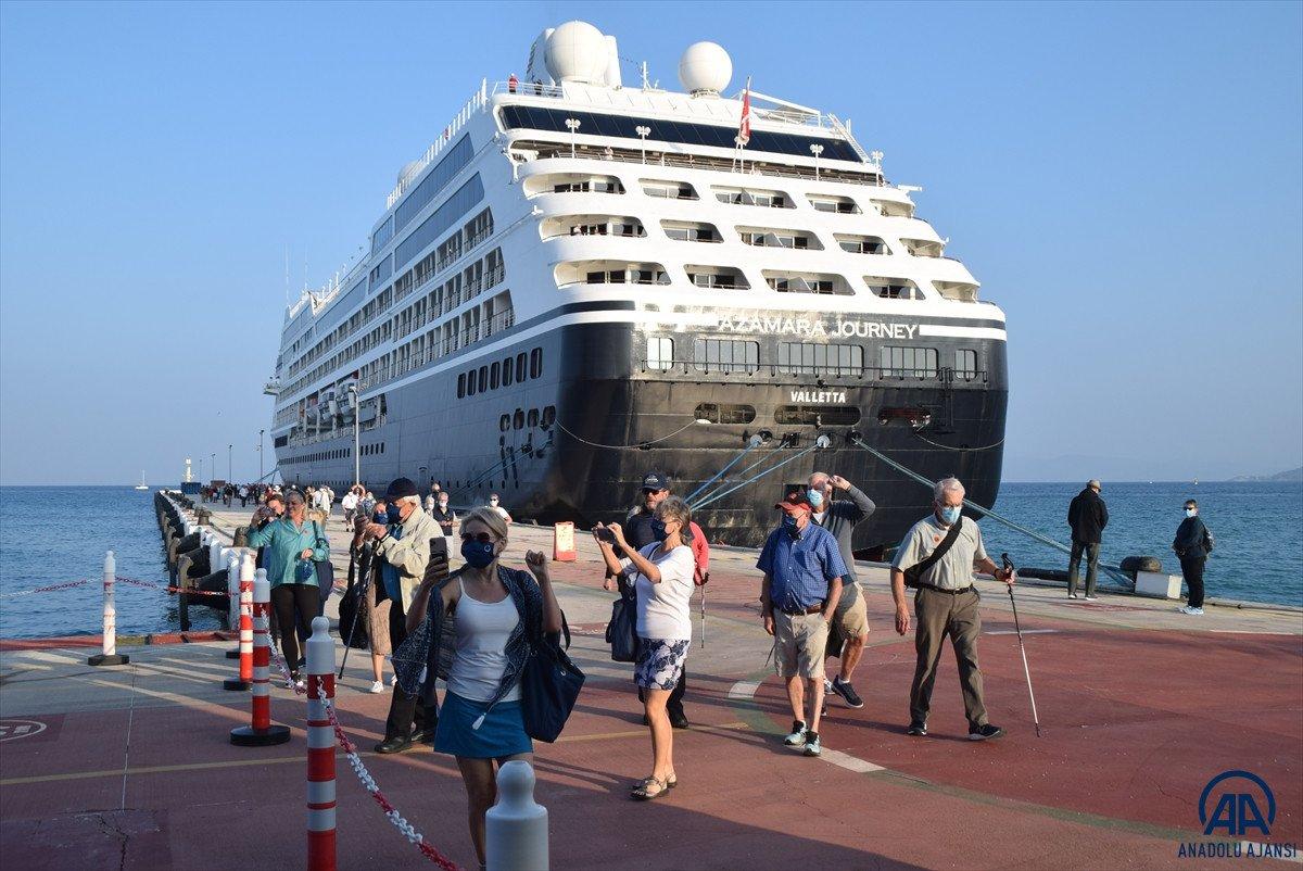 Kuşadası yüzen otelleri ağırlamaya devam ediyor