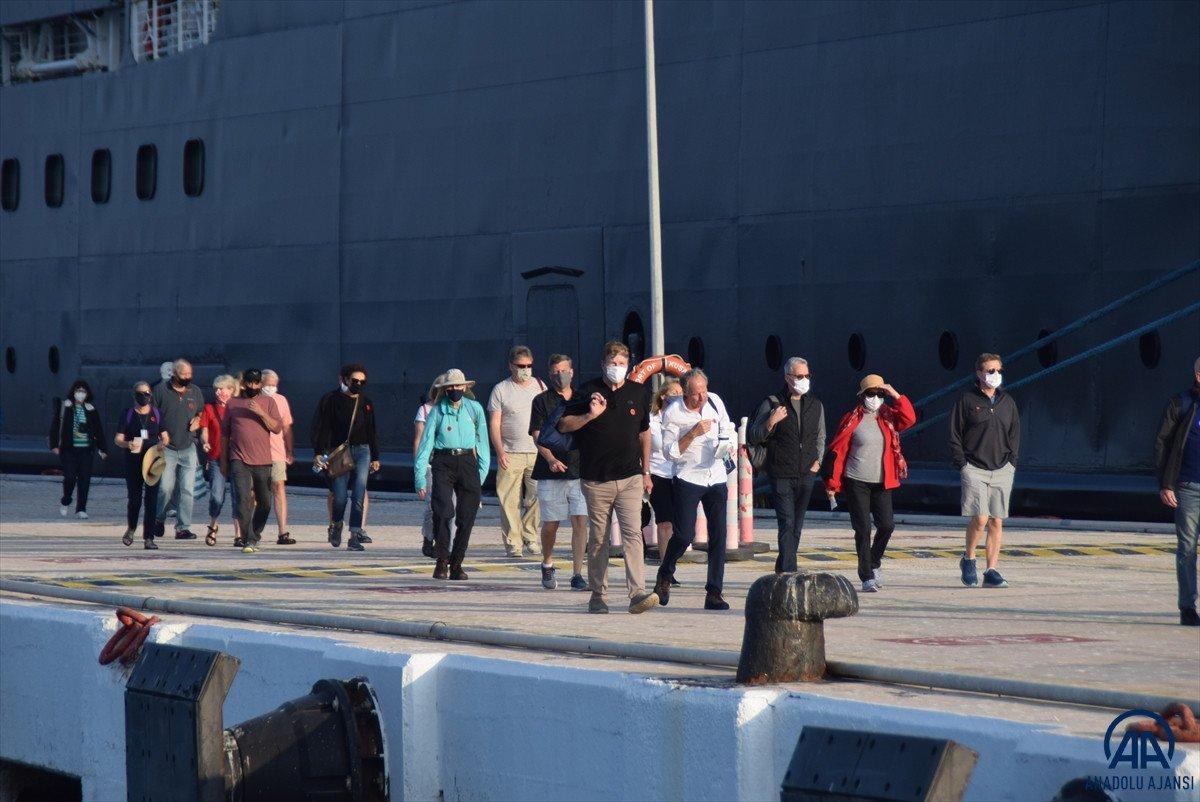 Kuşadası yüzen otelleri ağırlamaya devam ediyor