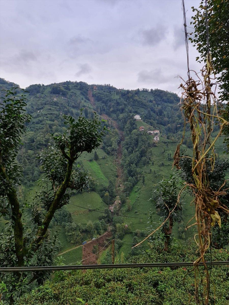 Rize'de çay tarlasında heyelan anı