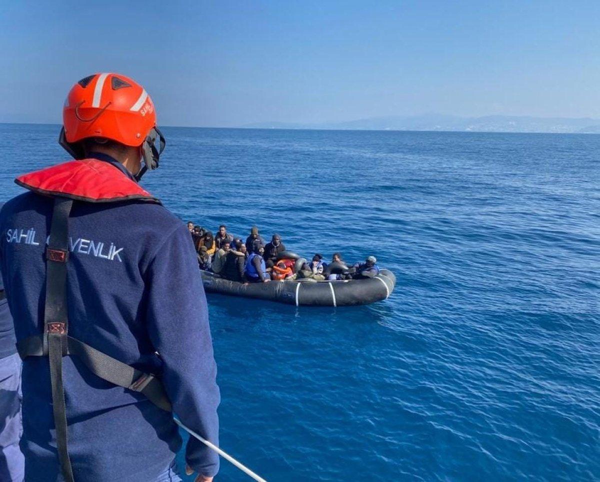 Aydın açıklarında, lastik bot içindeki 53 kaçak göçmen kurtarıldı