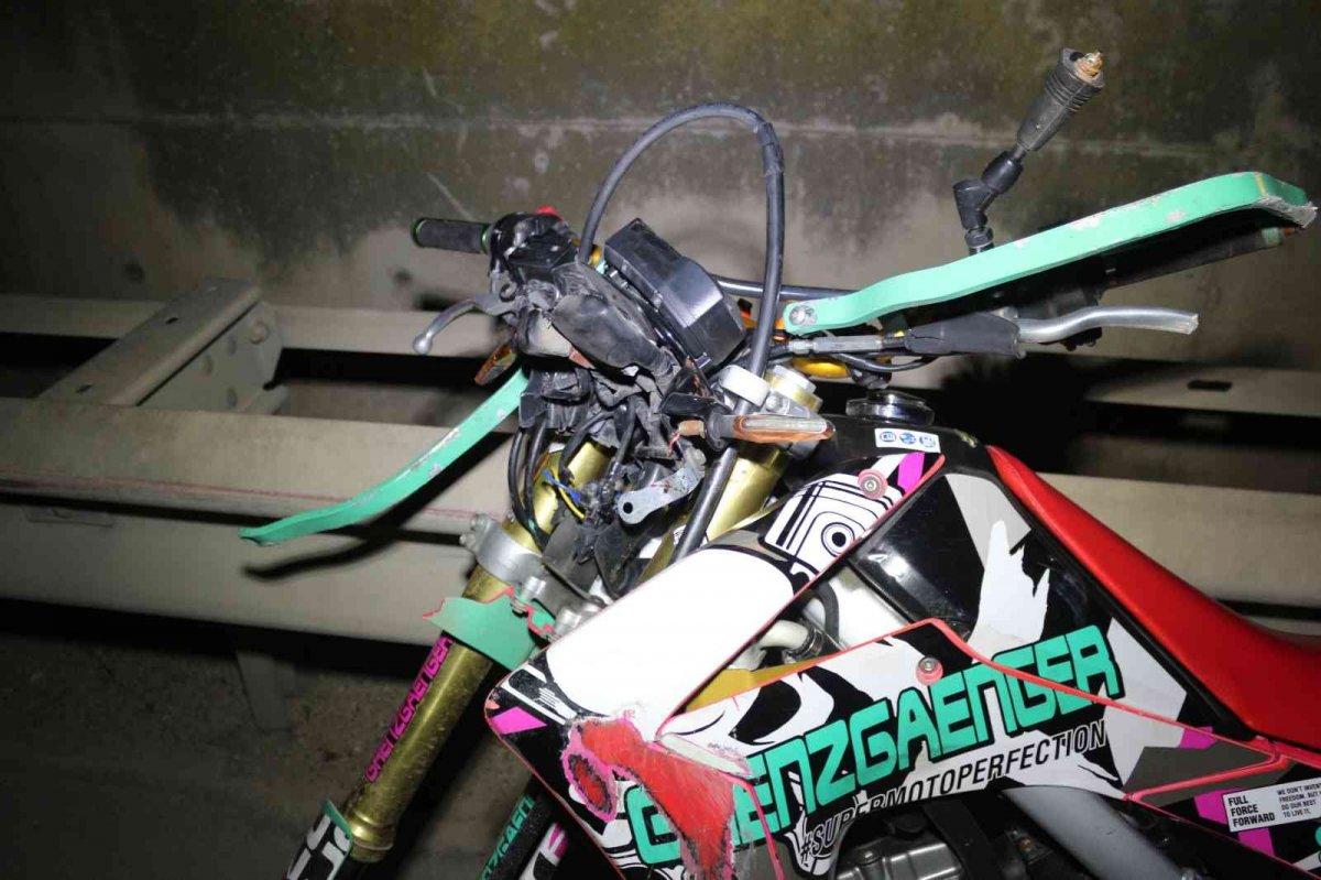 Kocaeli'de çarptığı tıra ayağı sıkışınca 500 metre sürüklendi