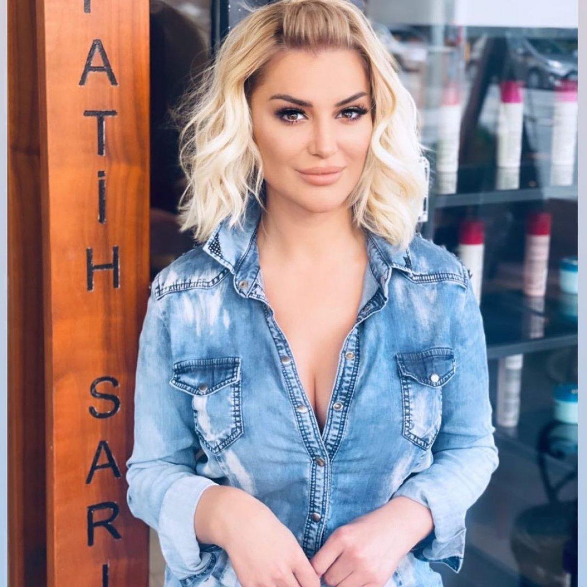 Songül Karlı, derin göğüs dekolteli kırmızı elbisesiyle poz verdi