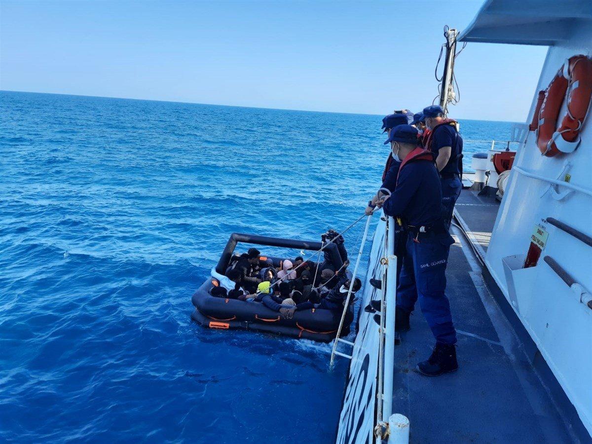Aydın açıklarında, lastik bot içindeki 53 kaçak göçmen kurtarıldı