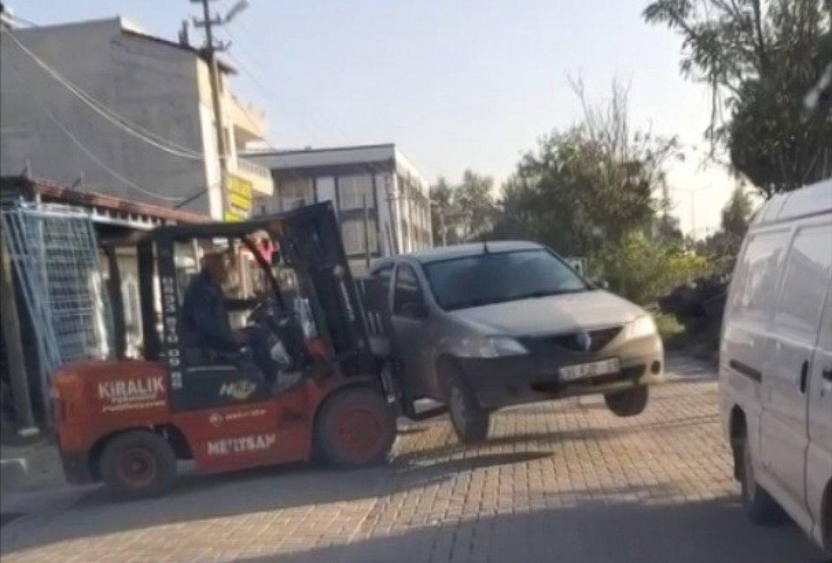 Manisa’da, yolu kapatan otomobili forklift ile kaldırıp kenara koydu