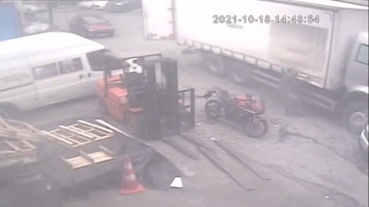 Bağcılar'da kayan kamyonu tutmak isterken hastanelik oldu