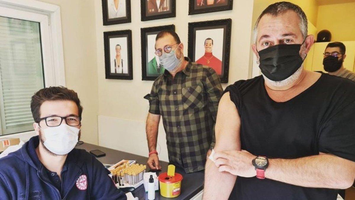 Cem Yılmaz'dan aşı karşıtlarına: Çip takılacaksa Viagra ile takılırdı