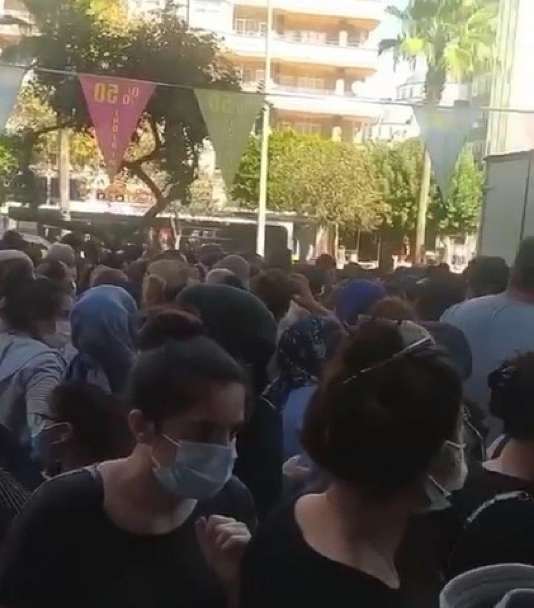 Adana’da ucuz halı kampanyası, izdihama neden oldu