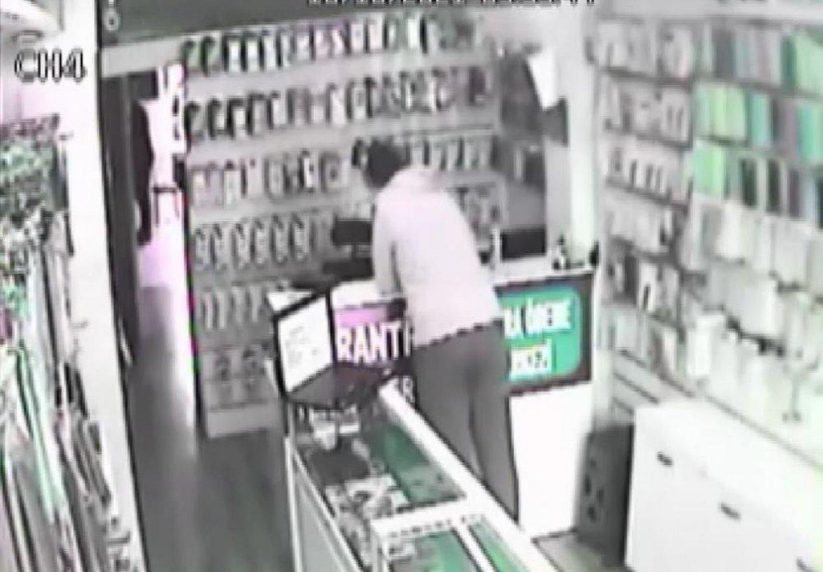 Antalya'da hırsız, telefon çaldığı dükkanın önünden geçerken yakalandı