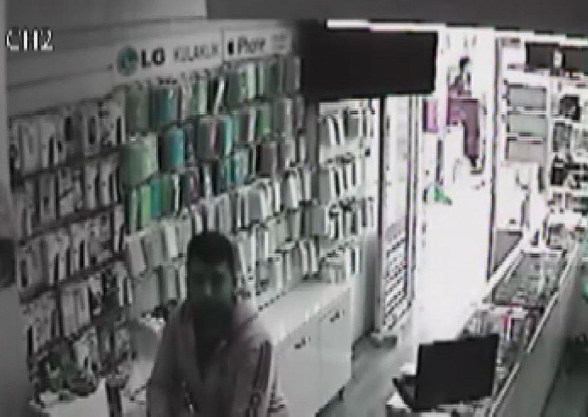 Antalya'da hırsız, telefon çaldığı dükkanın önünden geçerken yakalandı