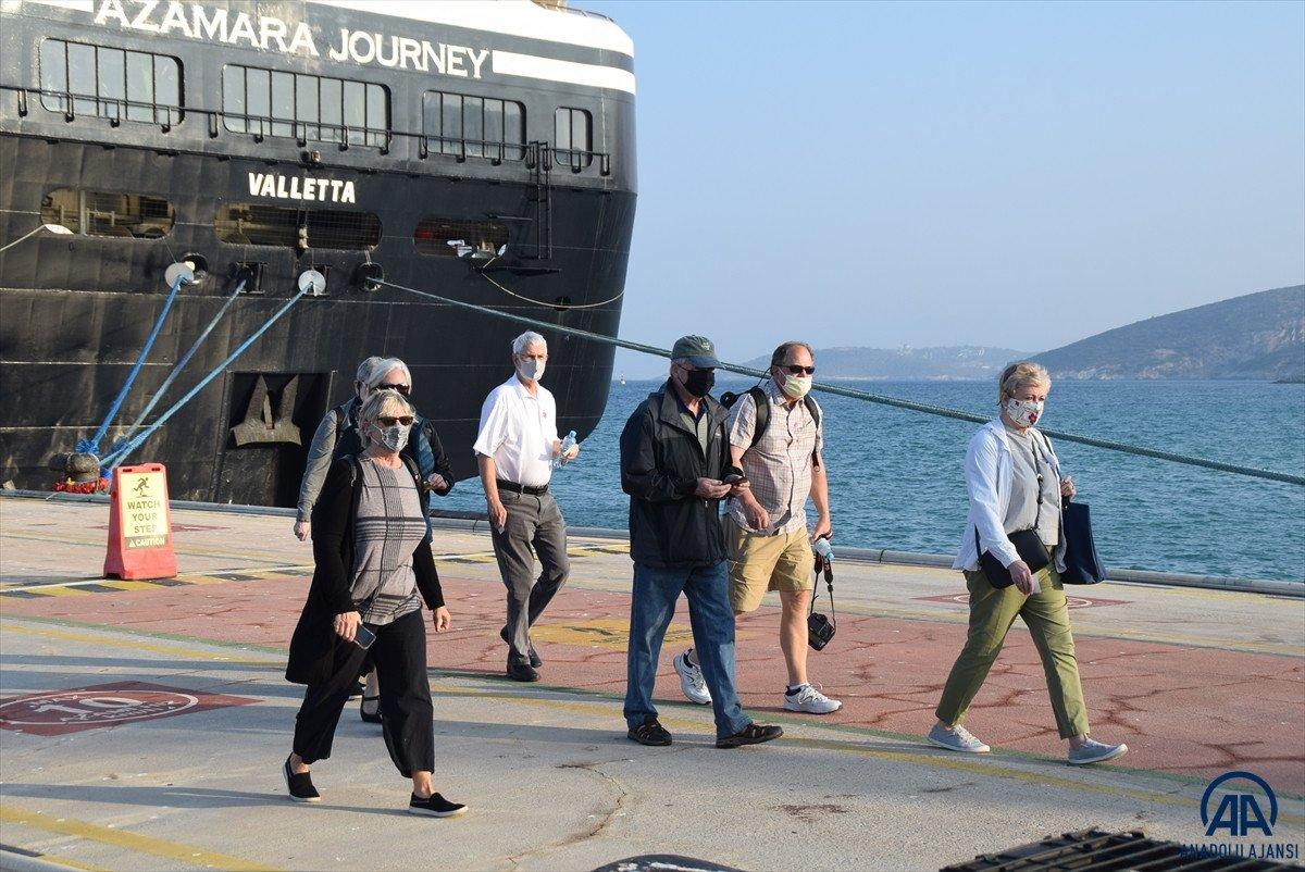Kuşadası yüzen otelleri ağırlamaya devam ediyor