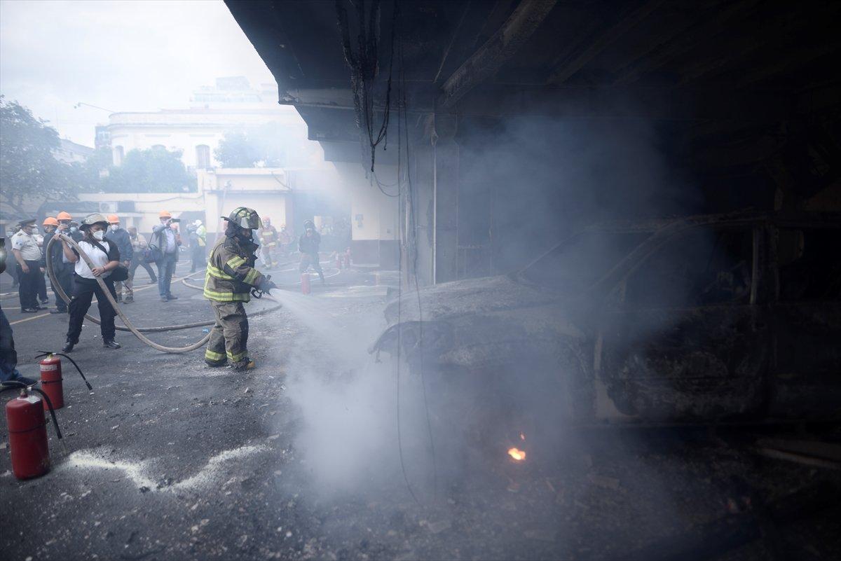 Guatemala'da emekli askerler kongre binasını bastı