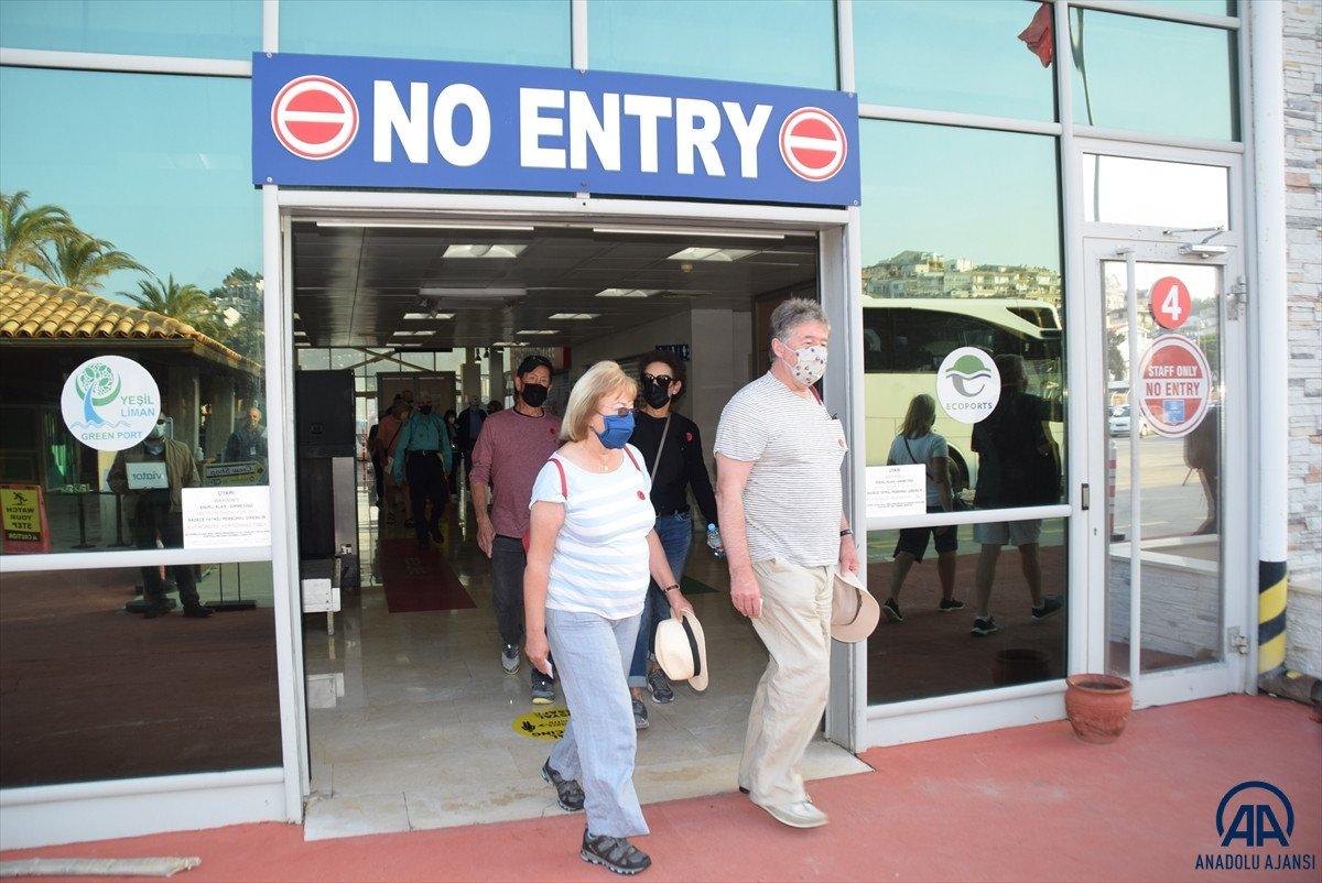 Kuşadası yüzen otelleri ağırlamaya devam ediyor