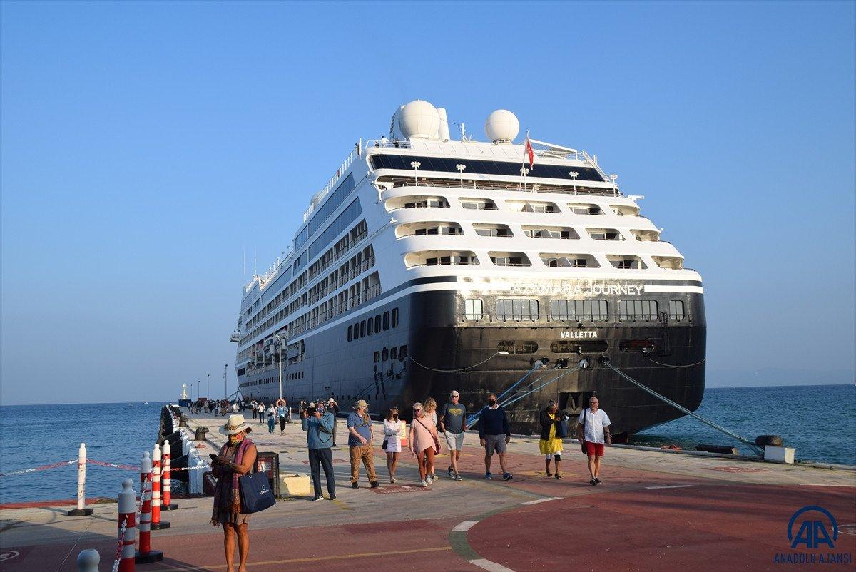Kuşadası yüzen otelleri ağırlamaya devam ediyor