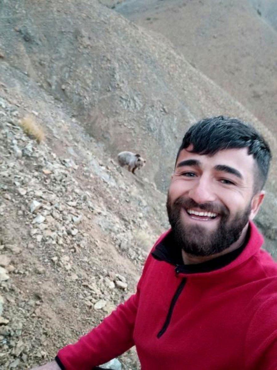 Tunceli’de, ayının peşinden koşup selfie çekti