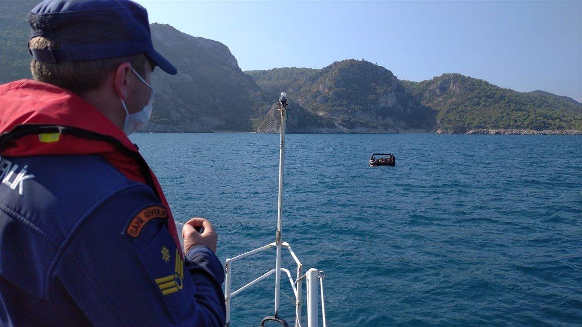 Aydın açıklarında, lastik bot içindeki 53 kaçak göçmen kurtarıldı