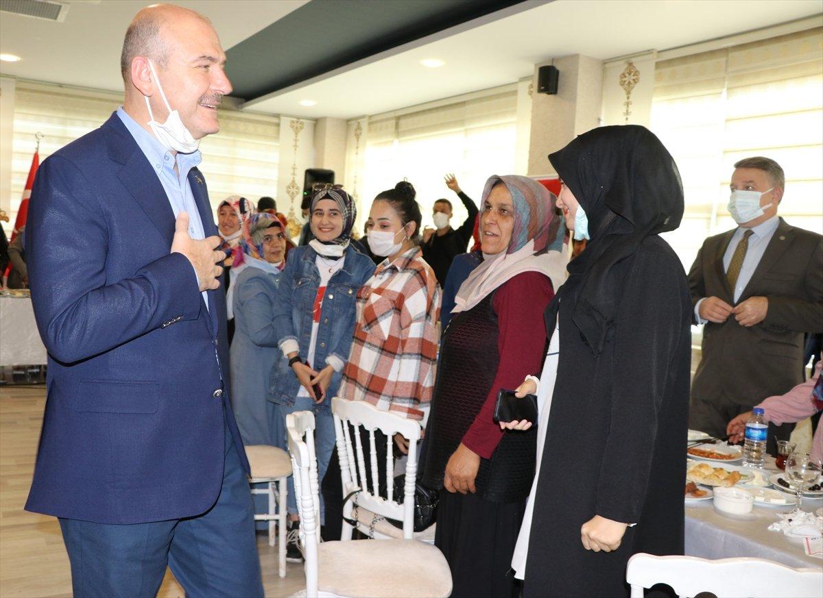 Süleyman Soylu, evlat nöbeti tutan ailelerle kahvaltıda buluştu