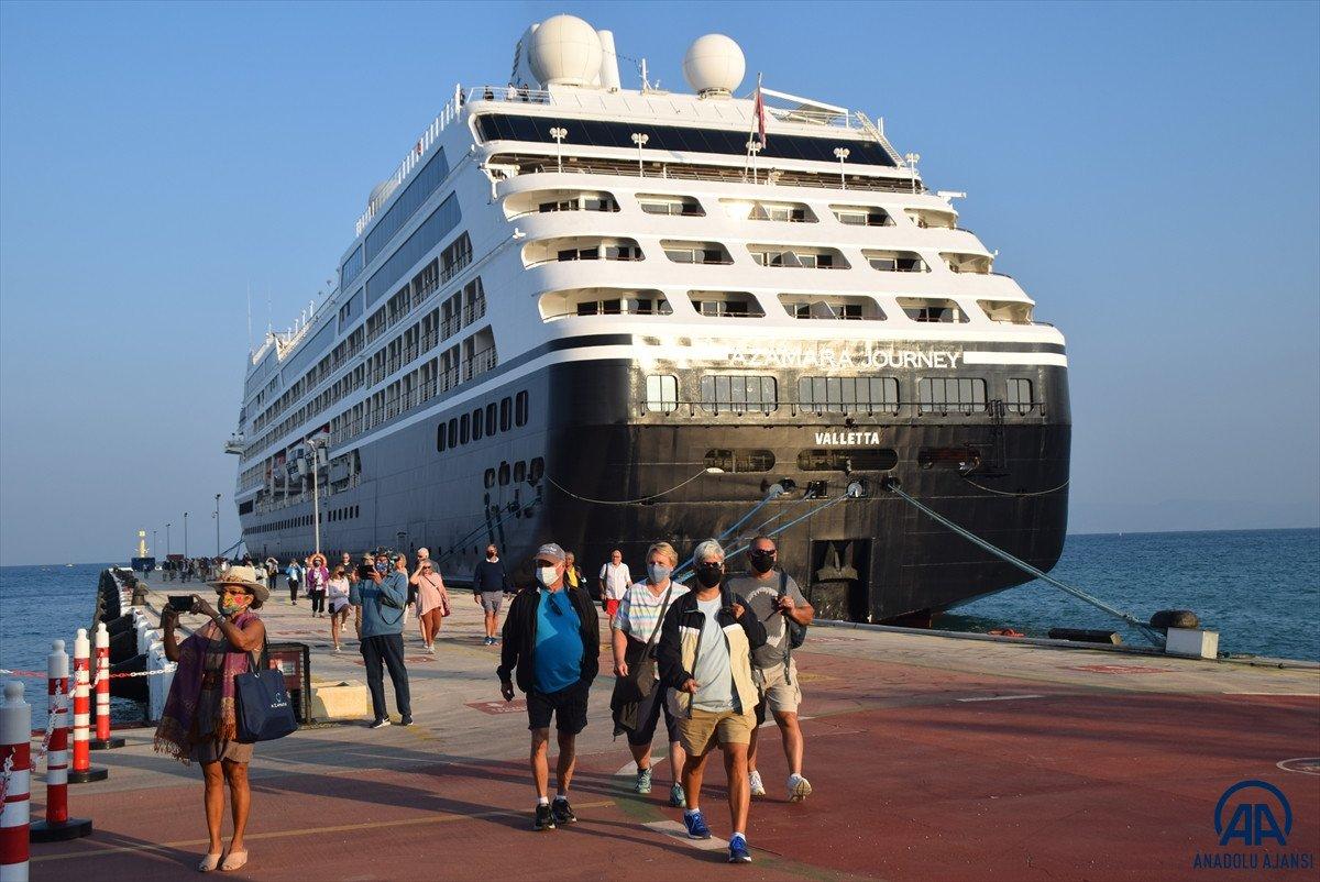 Kuşadası yüzen otelleri ağırlamaya devam ediyor