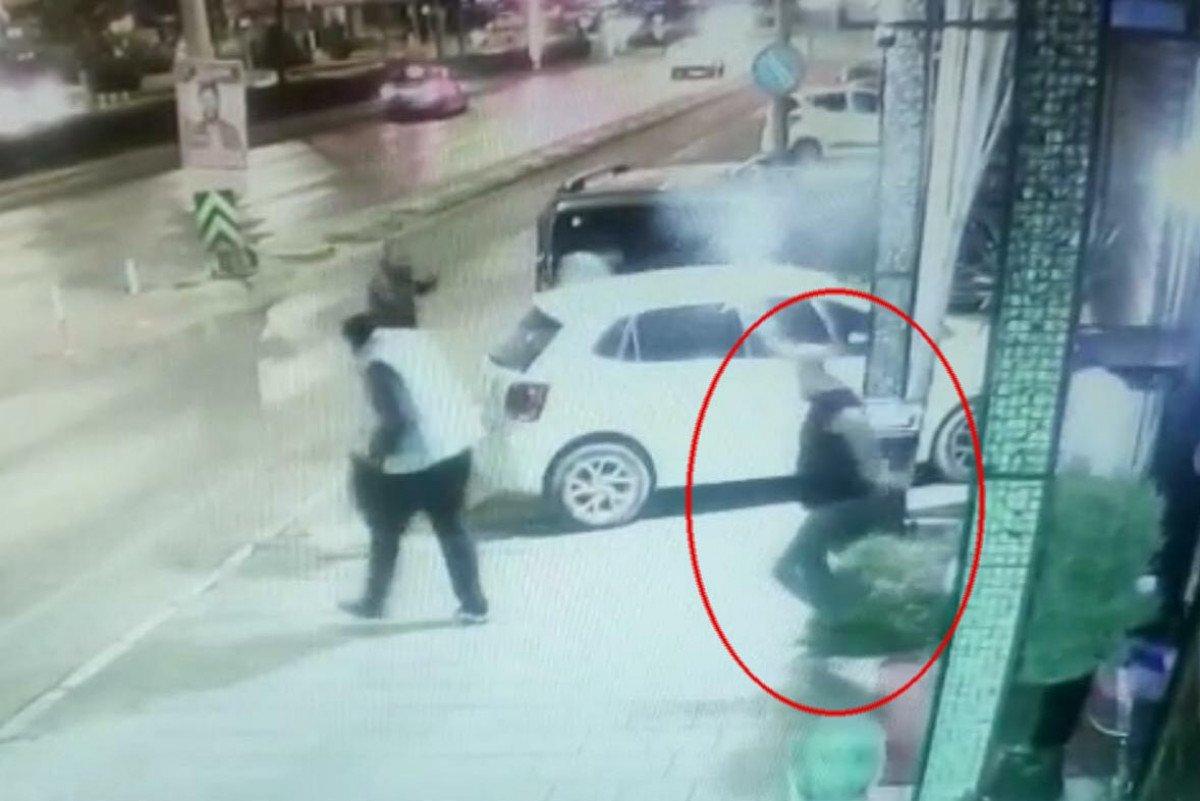 İzmir’de, gece kulübünden kadın çıkarma çatışması kamerada