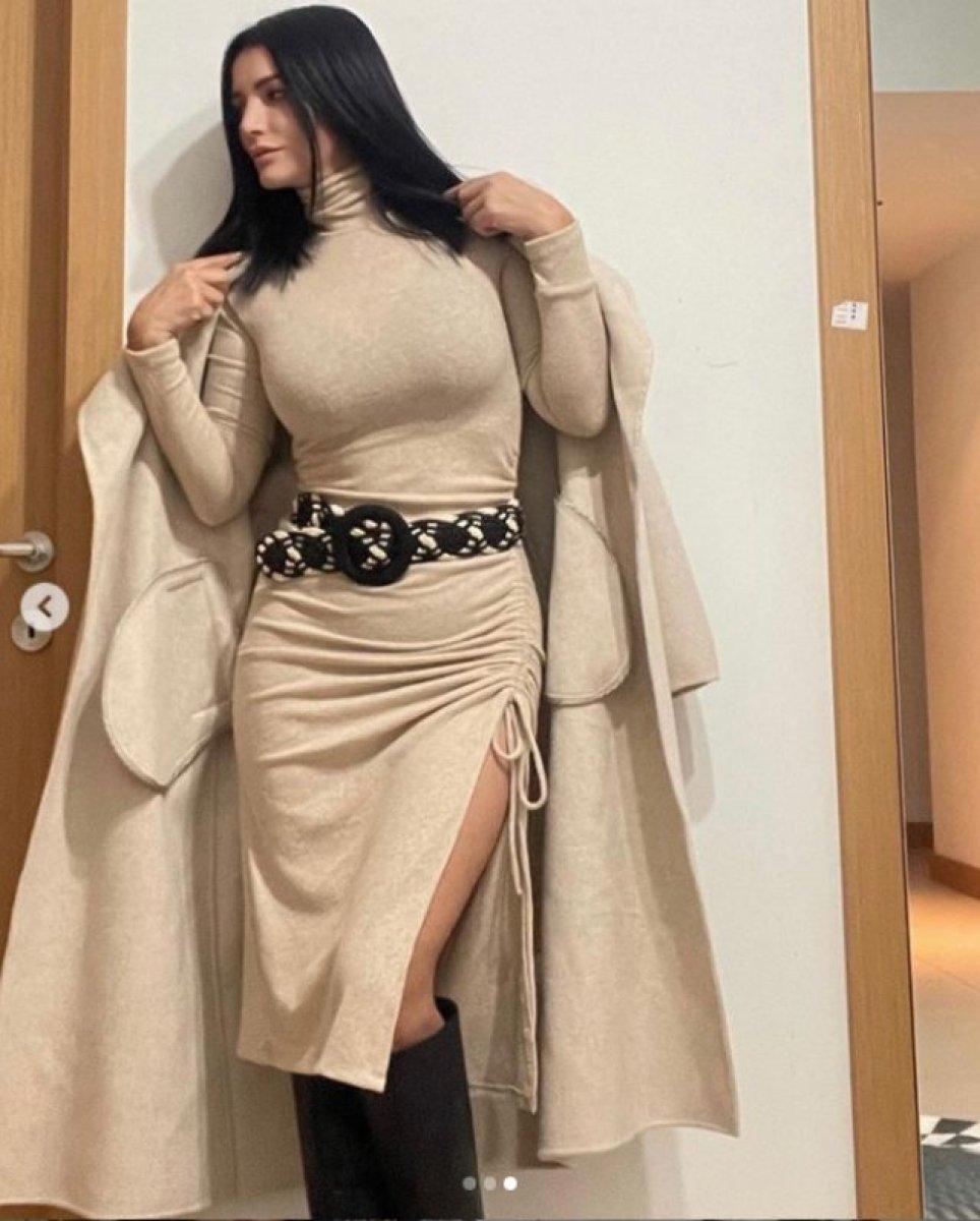 Aleyna Tilki’nin annesi Havva Öztel'in derin yırtmaçlı elbisesi