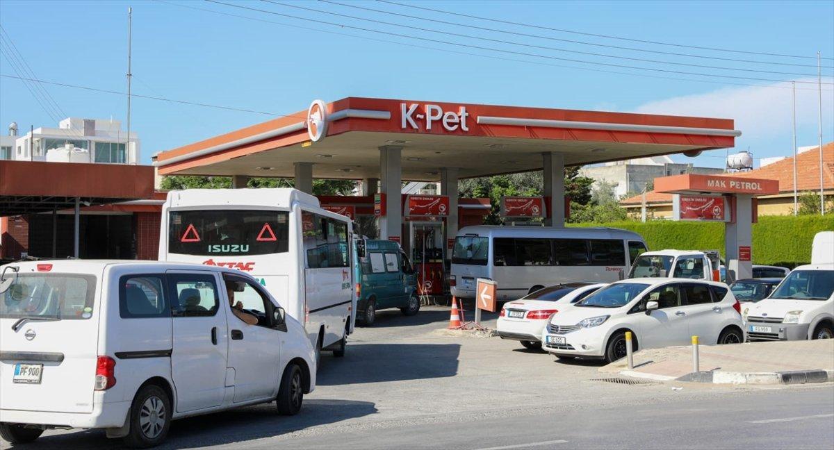 KKTC'de firmalar yakıt akışını kesti, uzun kuyruklar oluştu