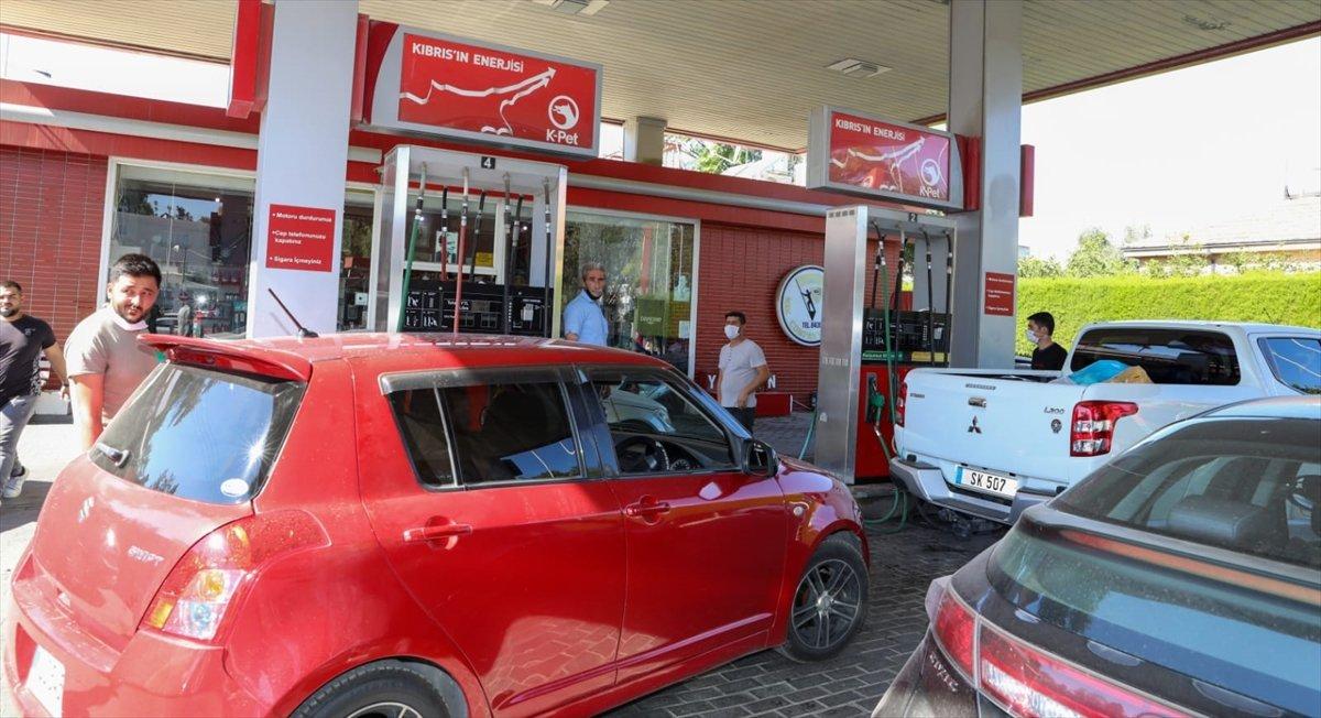 KKTC'de firmalar yakıt akışını kesti, uzun kuyruklar oluştu