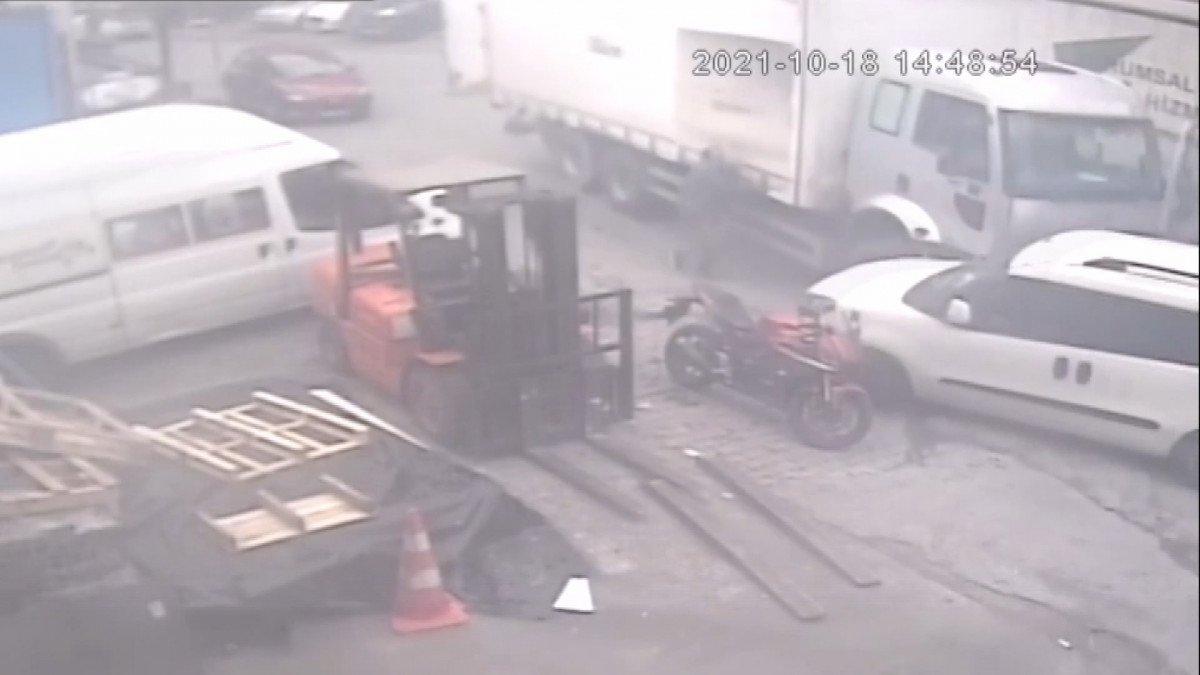 Bağcılar'da kayan kamyonu tutmak isterken hastanelik oldu