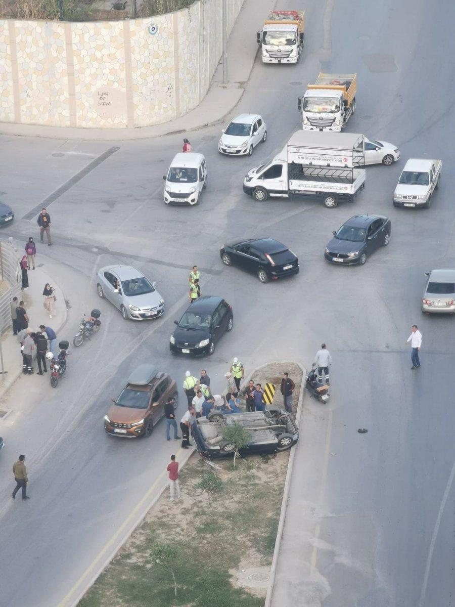 Mersin'deki kazada tabela, takla atan aracın içine girdi