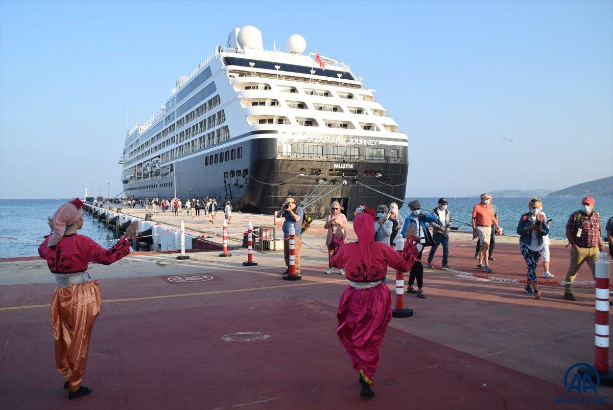 Kuşadası yüzen otelleri ağırlamaya devam ediyor