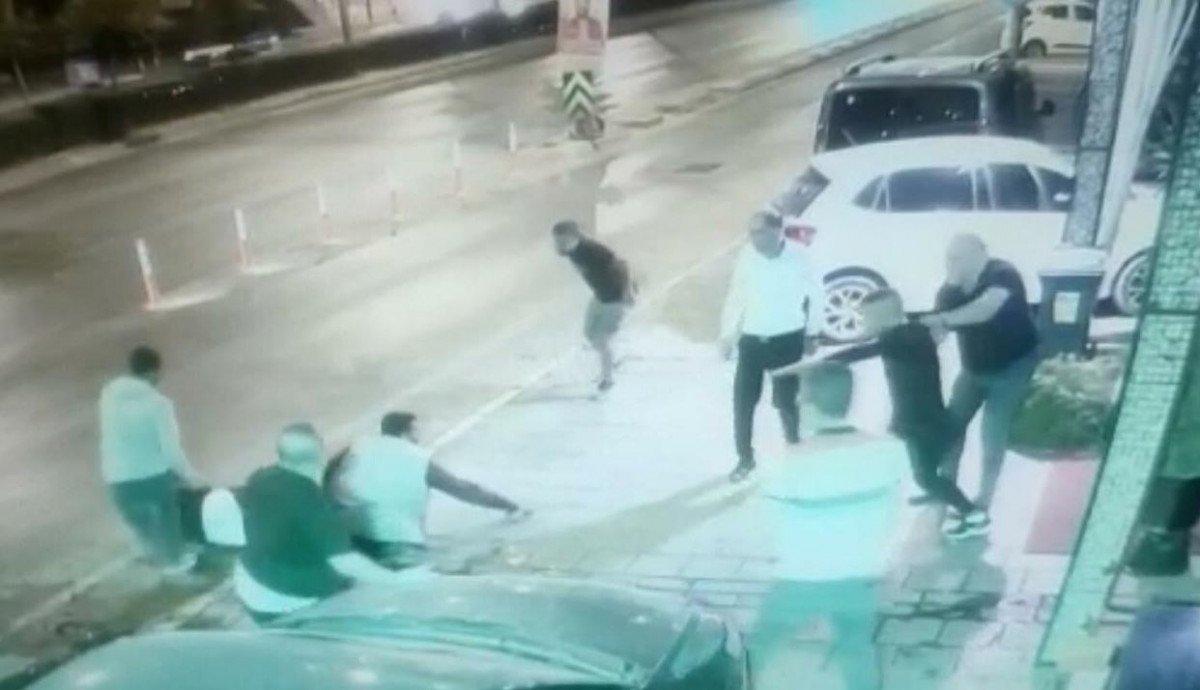 İzmir’de, gece kulübünden kadın çıkarma çatışması kamerada